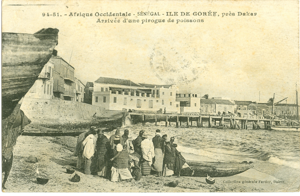 ILE DE GORÉE, pres Dakar – Arrivée d’une pirogue de poissons