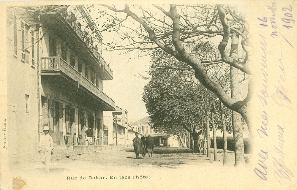 Rue de Dakar. En face l’hôtel