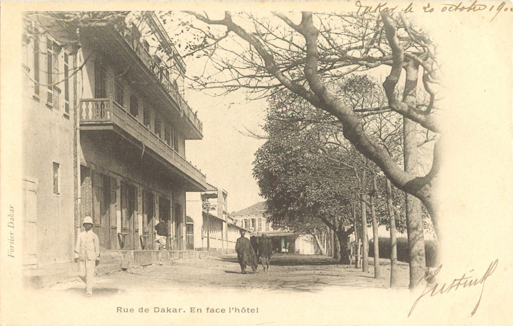 Rue de Dakar. En face l’hôtel