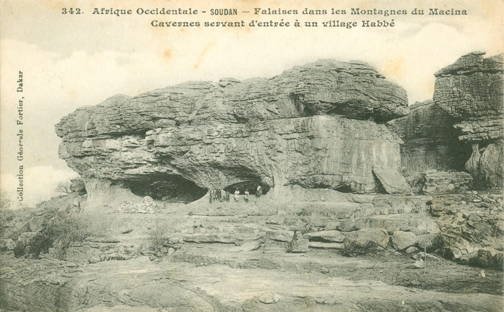 SOUDAN – Falaises dans les Montagnes du Macina. Cavernes servant d’entrée à un village Habbé.