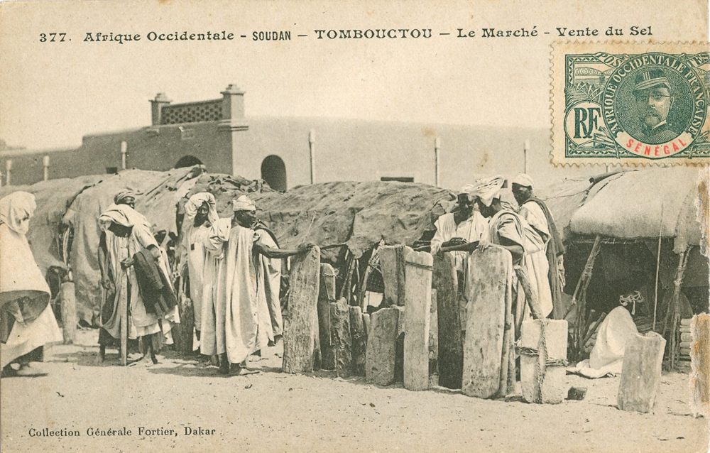 SOUDAN – TOMBOUCTOU. Le Marché – Vente du Sel.