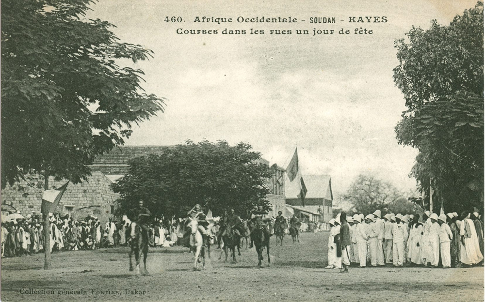 SOUDAN – KAYES – Courses dans les rues un jour de fête.