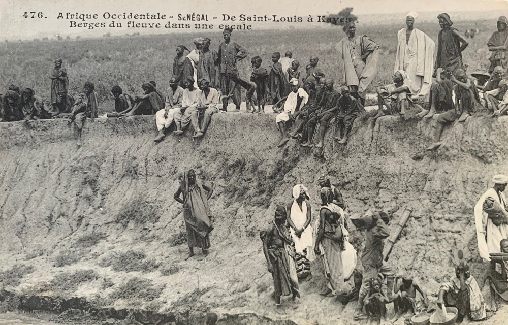 SÉNÉGAL –  De Saint-Louis à Kayes – Berges du fleuve dans une escale.