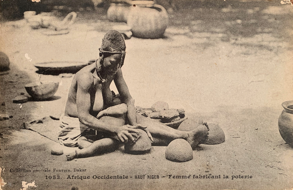 HAUTE GUINÉE – Femme fabricant la poterie