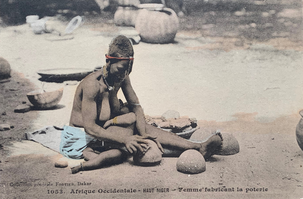 HAUTE GUINÉE – Femme fabricant la poterie