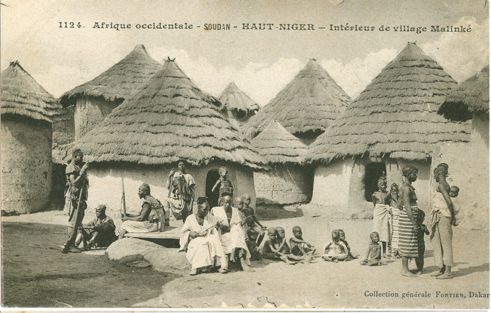 HAUTE-GUINÉE – Cour Intérieure de maison de chef de Village (Toumanéa)