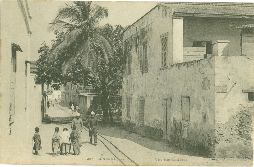 SÉNÉGAL – Une rue de Gorée