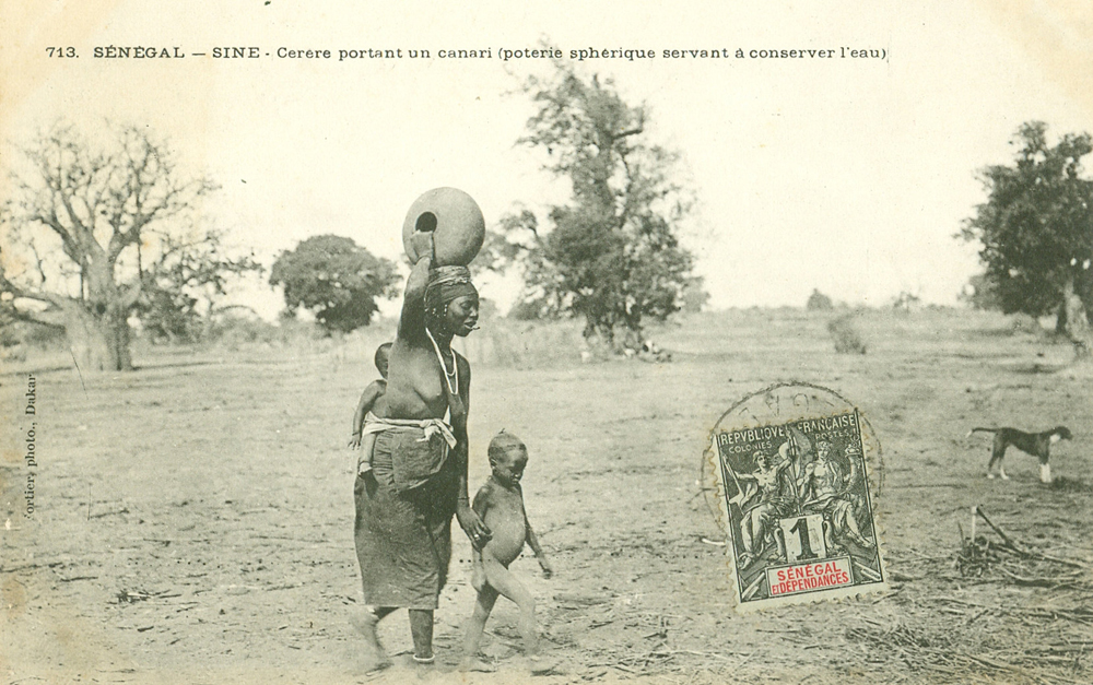 SÉNÉGAL – SINE – Cérère portant un canari (poterie sphérique servant à conserver l’eau)