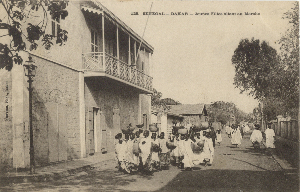 SÉNÉGAL – DAKAR – Jeunes Filles allant au marché