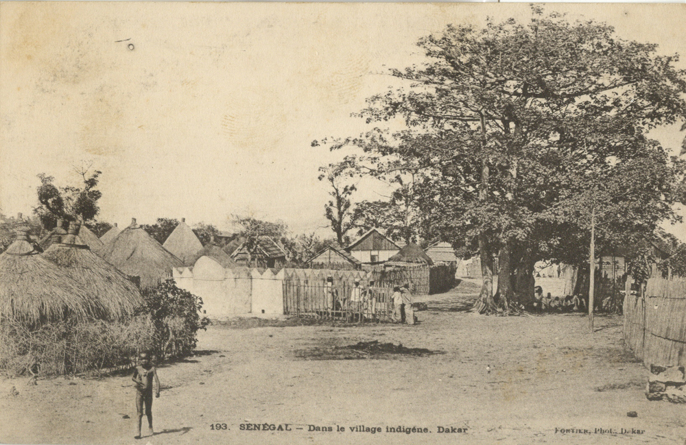 SÉNÉGAL – Dans le village indigène. Dakar