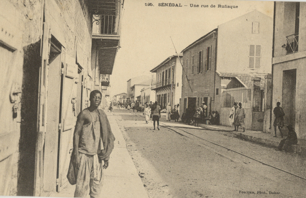 SÉNÉGAL – Une rue de Rufisque