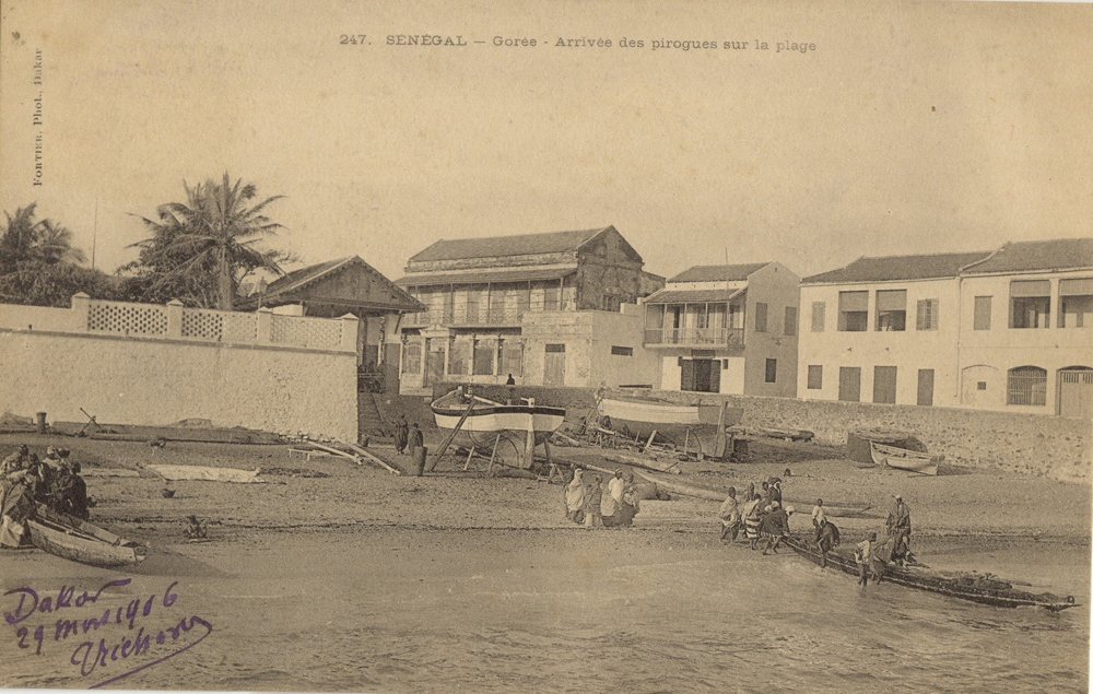 SÉNÉGAL – Gorée – Arrivée des pirogues sur la plage