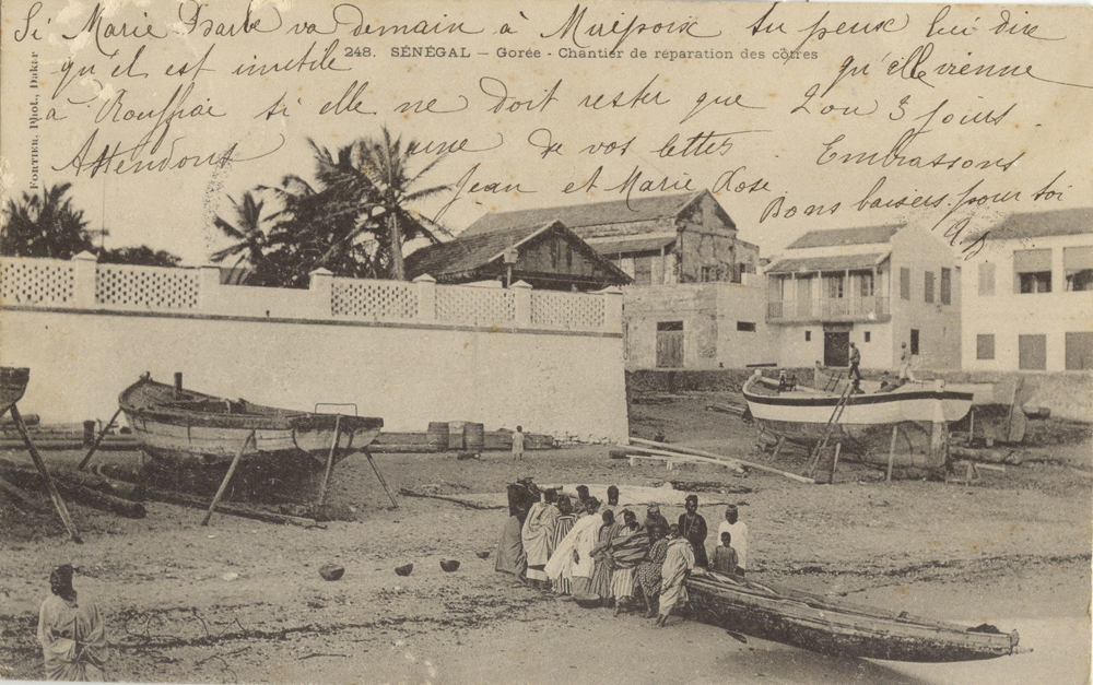 SÉNÉGAL – Gorée – Chantier de réparation des côtres