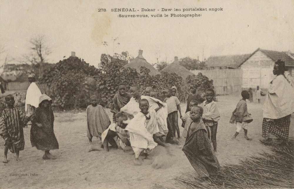 SÉNÉGAL – Dakar – Daw-len portalekat angok (Sauvez-vous, voilá le photographe)