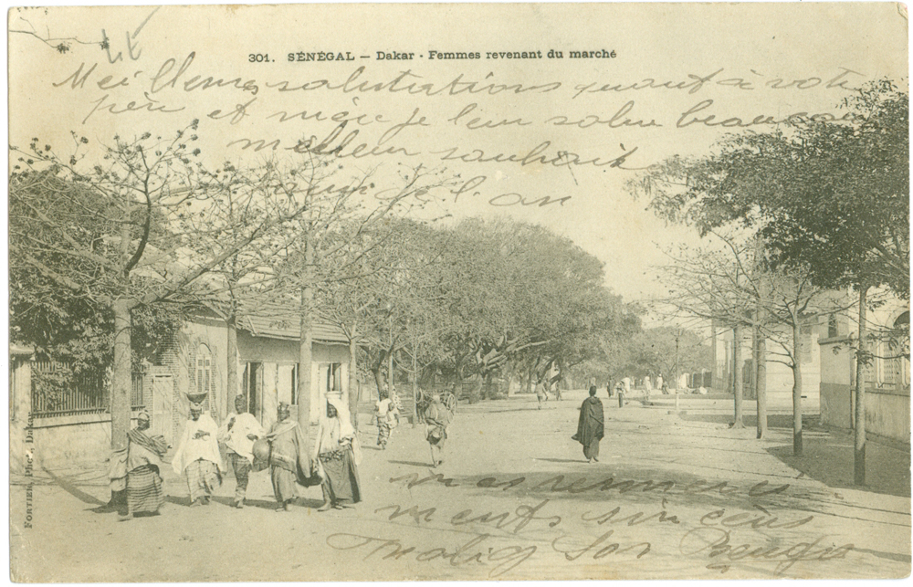 SÉNÉGAL – Dakar – Femmes revenant du marché