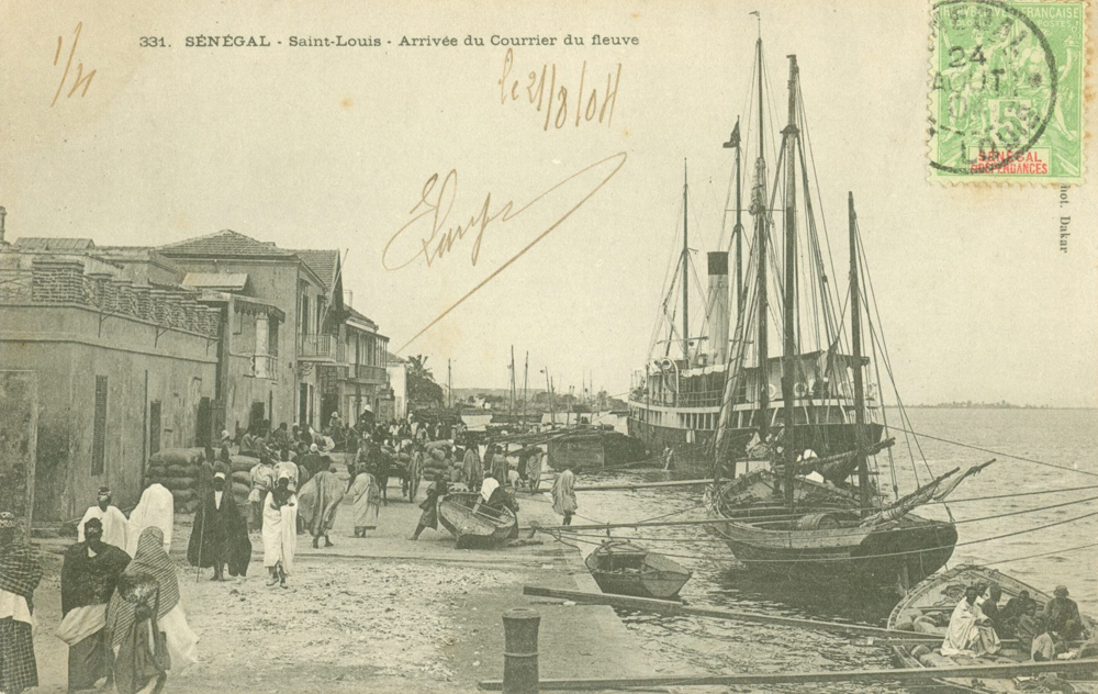 SÉNÉGAL – Saint-Louis – Arrivée du Courrier du fleuve