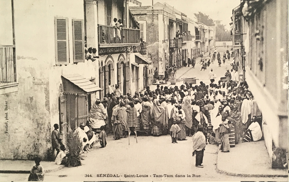 SÉNÉGAL – Saint-Louis – Tam-Tam dans la Rue