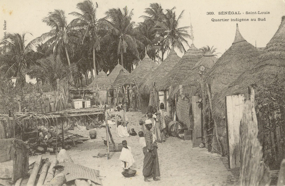 SÉNÉGAL – Saint-Louis – Quartier indigène au Sud