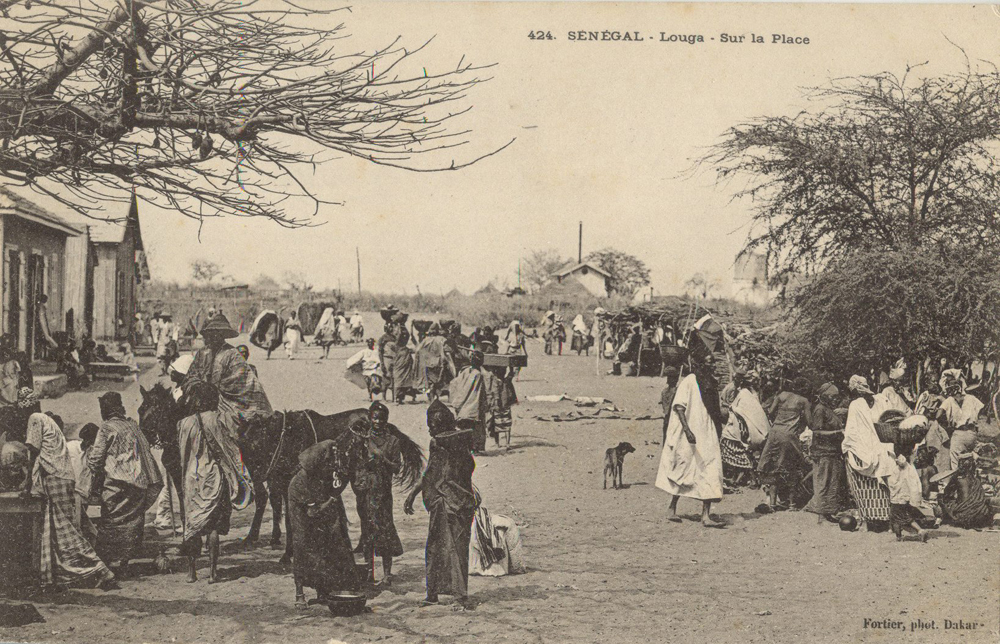 SÉNÉGAL – Louga – Sur la Place