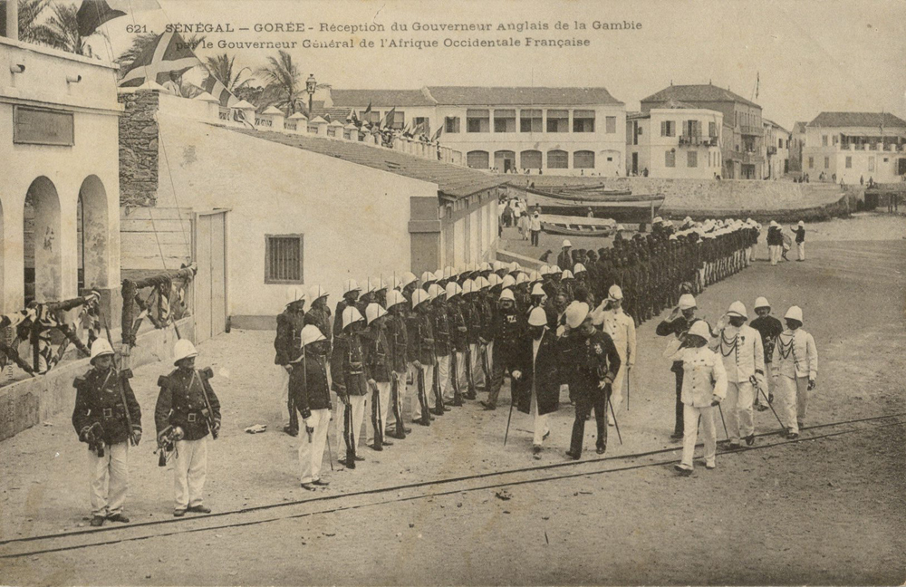 SÉNÉGAL – GORÉE – Réception du Gouverneur anglais de la Gambie par le Gouverneur Génèral de l’Afrique Occidental Française