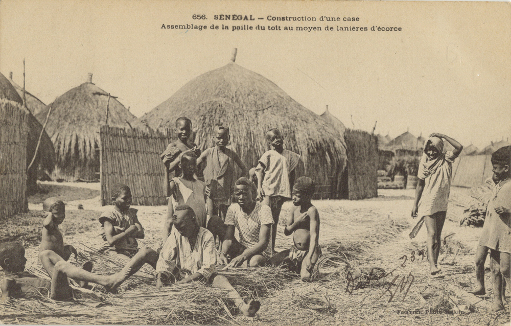 SÉNÉGAL – Construction d’une case. Assemblage de la paille du toit au moyen de lanieres d’écorce