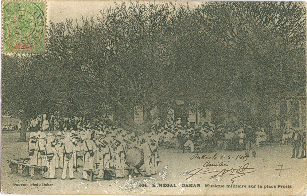 SÉNÉGAL – DAKAR – Musique militaire sur la place Protêt