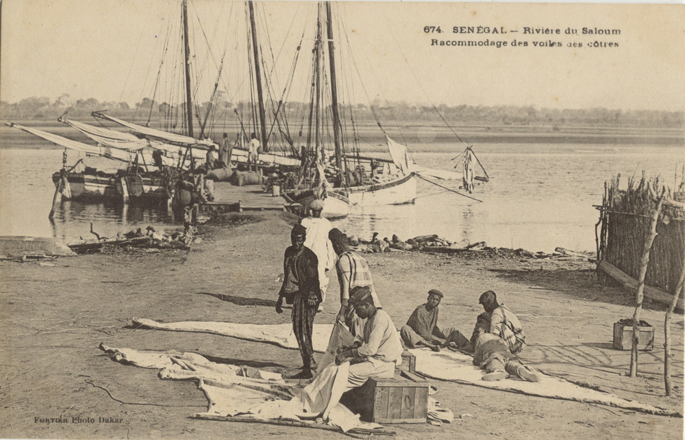 SÉNÉGAL – Riviére du Saloum. Racommodage des  voiles des côtres