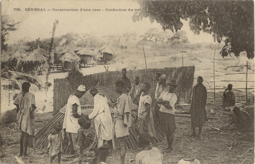 SÉNÉGAL – Construction d’une case. Confection du toit