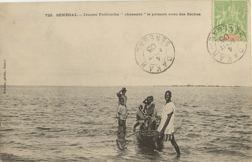 SÉNÉGAL – Jeunes Fadiouths “chassant” le poisson avec des fleches