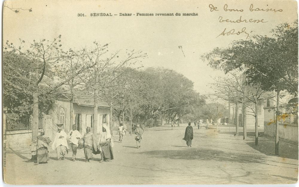 SÉNÉGAL – Dakar – Femmes revenant du marché