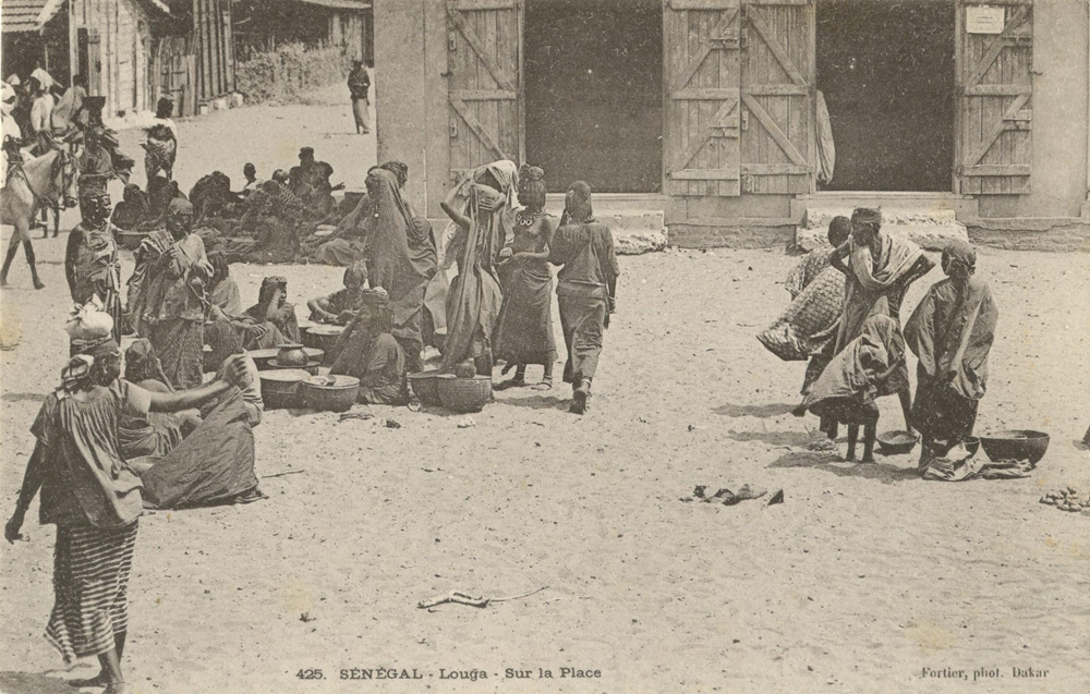 SÉNÉGAL – Louga – Sur la Place