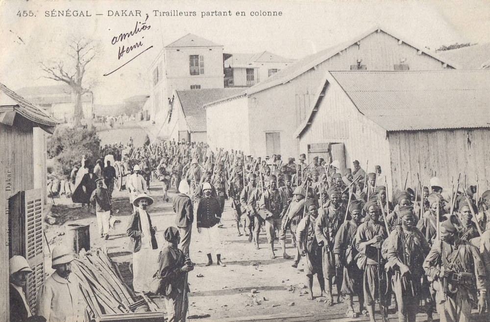 SÉNÉGAL – DAKAR – Tirailleurs partant en colonne