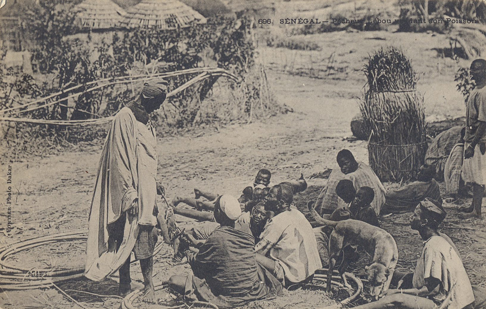 SÉNÉGAL – Pécheur Lébou vendant son Poisson