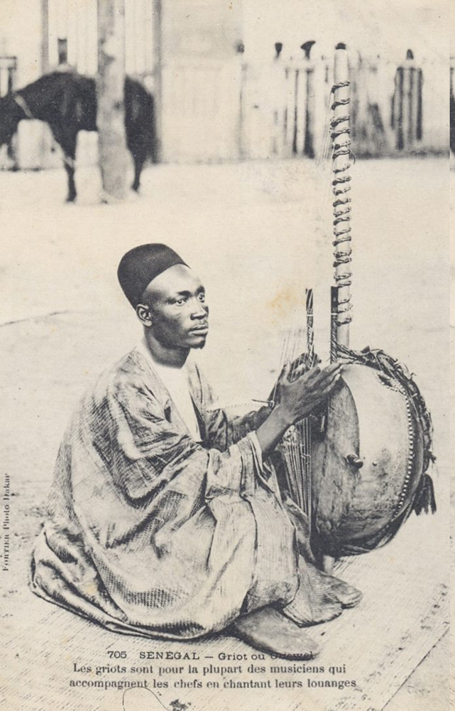 SÉNÉGAL – Griot ou Guewel. Les griots sont pour la plupart des musiciens qui accompagnent les chefs en chantant leurs louanges.