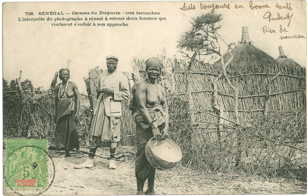 SÉNÉGAL- Cérères du Dieguem – très farouches. L’interprete du photographe a réussi a retenir deux femmes qui voulaient s’enfuir a son approche