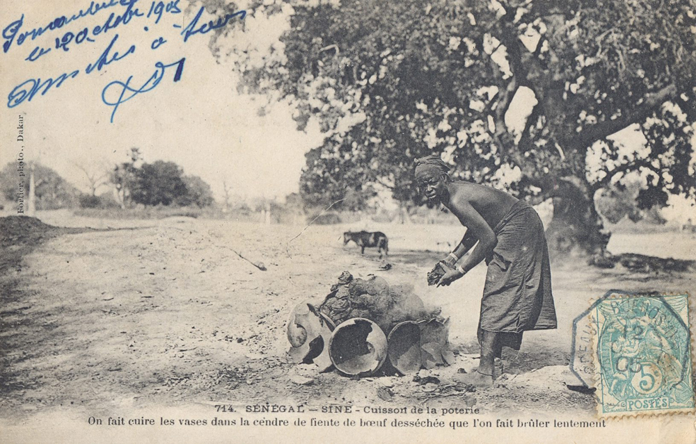 SÉNÉGAL – SINE – Cuisson de la poterie