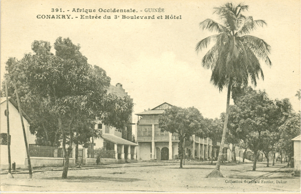 GUINÉE – CONAKRY – Entrée du 3e. Boulevard et Hôtel