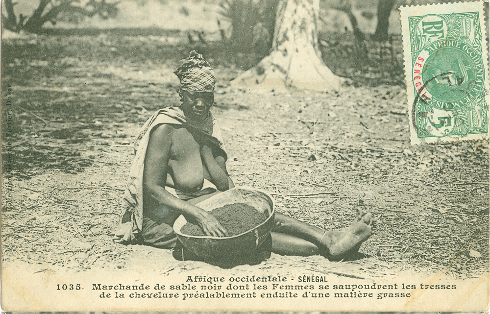 SÉNÉGAL – Marchande de sable noir dont les femmes se saupoudrent les tresses de la chevelure