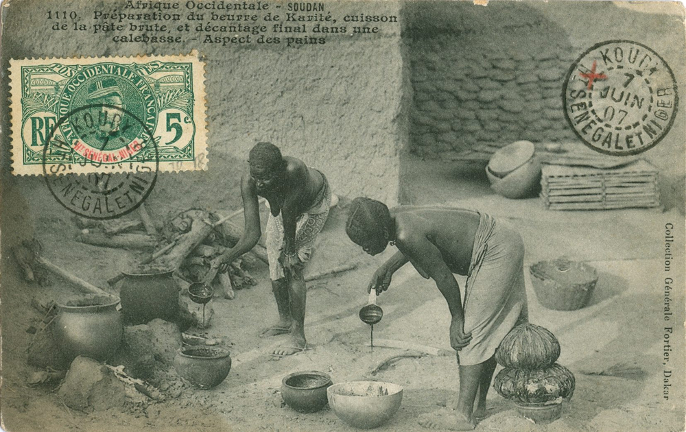 SOUDAN – Préparation du beurre de Karité. Cuisson de la pâte brute et décantage final dans une calebasse – Aspect des pains